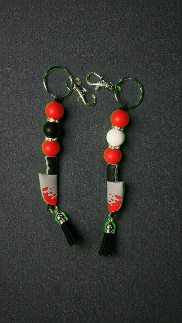 Horror Lovers Bloody Knife Keychain – Spooky Slasher Charm, Creepy Cute Accessory, Scary Movie Fans, Halloween Keychain