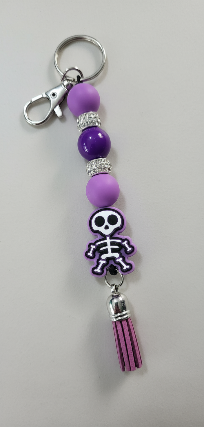 Cute Skull Keychain Beaded Charm, Handmade Halloween Keyring Accessory, Unique Backpack & Purse Pendant Gift