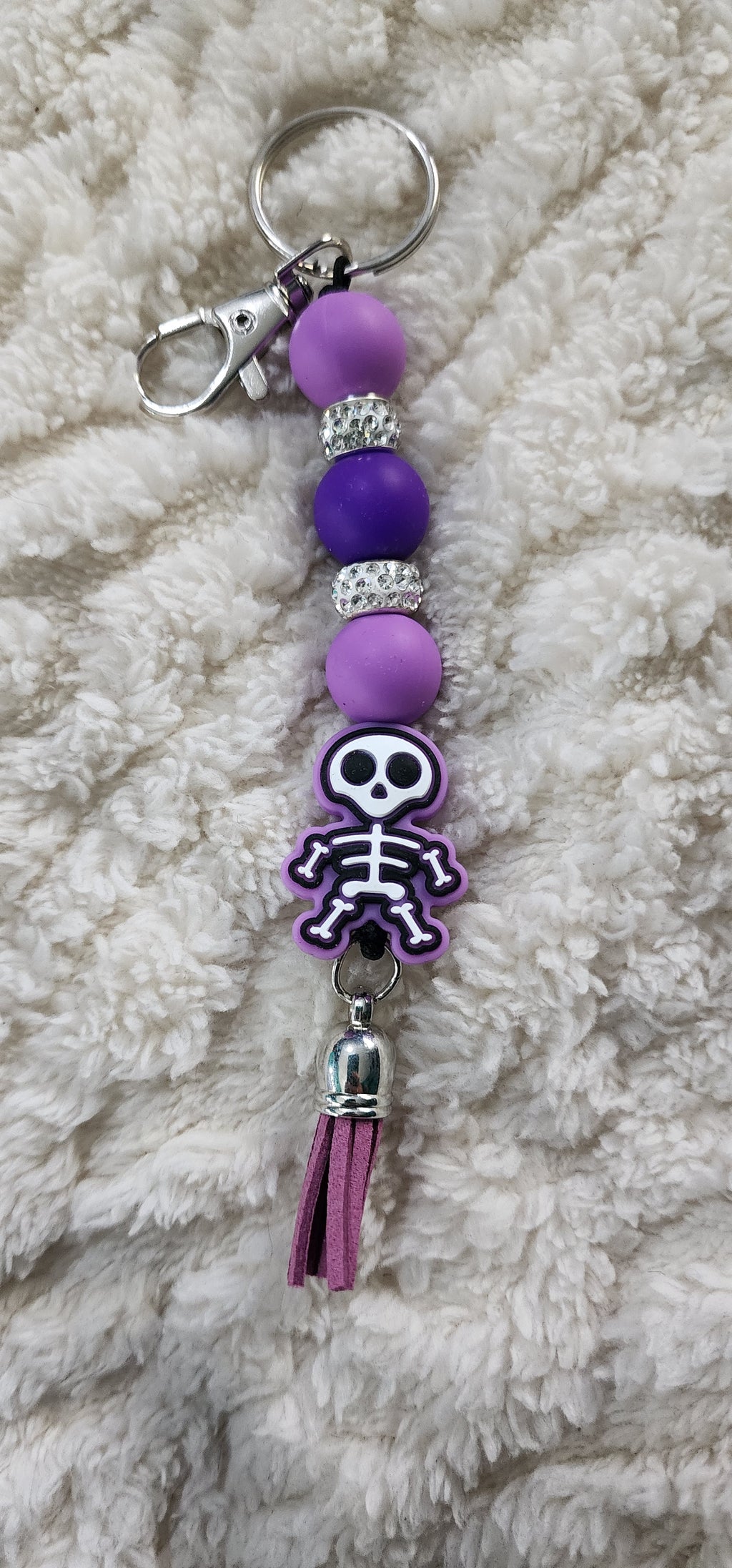 Cute Skull Keychain Beaded Charm, Handmade Halloween Keyring Accessory, Unique Backpack & Purse Pendant Gift