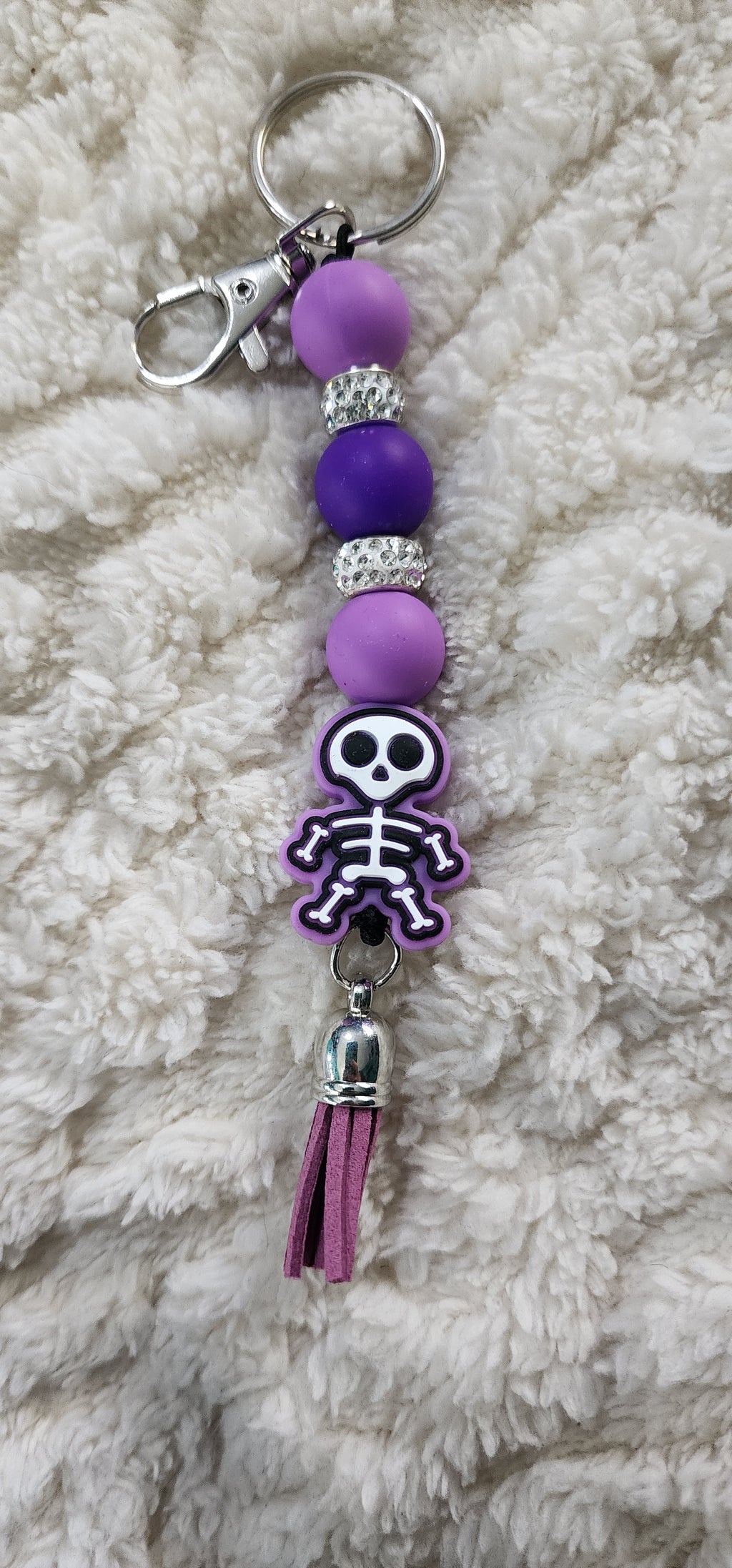 Cute Skull Keychain Beaded Charm, Handmade Halloween Keyring Accessory, Unique Backpack & Purse Pendant Gift