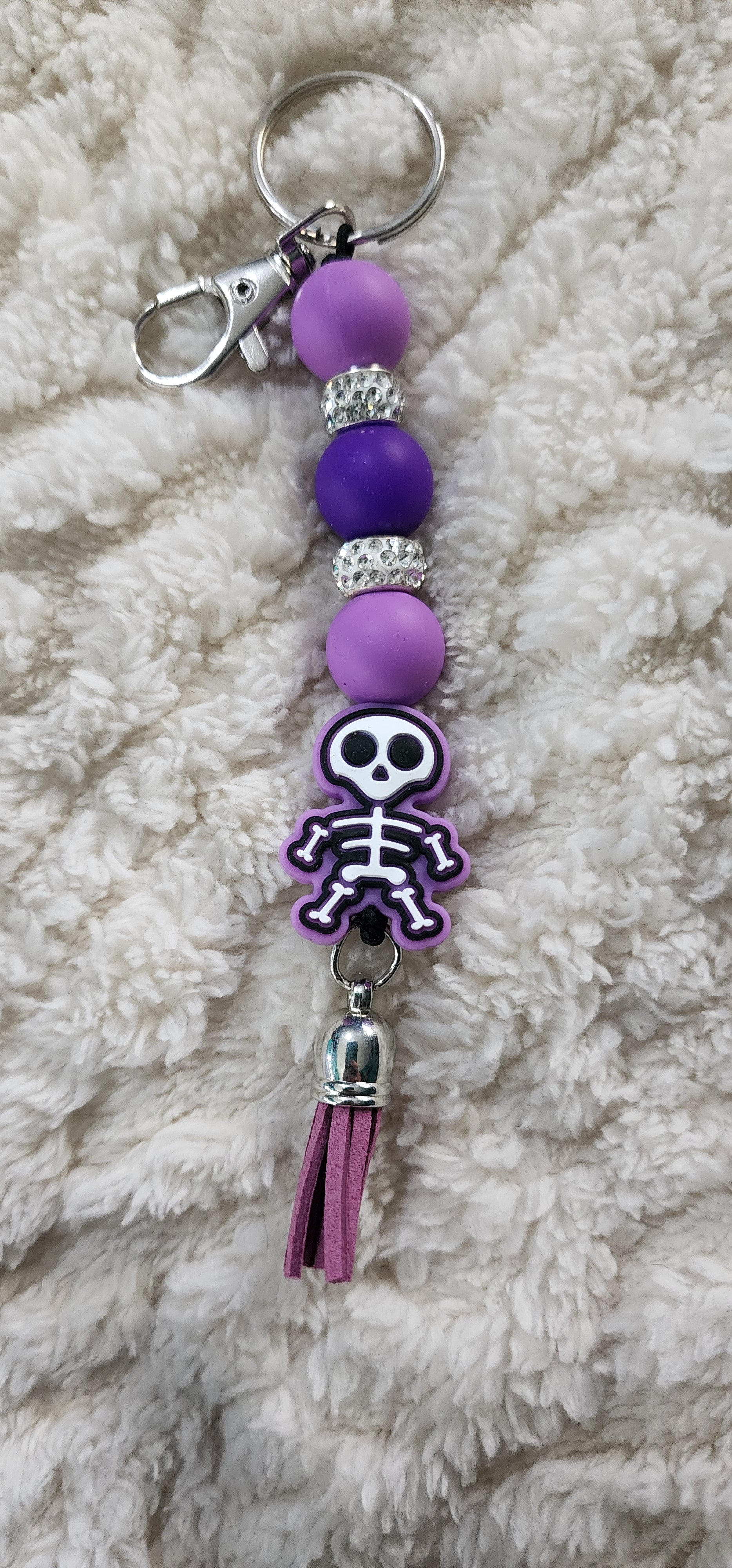 Cute Skull Keychain Beaded Charm, Handmade Halloween Keyring Accessory, Unique Backpack & Purse Pendant Gift