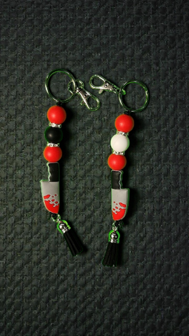 Horror Lovers Bloody Knife Keychain – Spooky Slasher Charm, Creepy Cute Accessory, Scary Movie Fans, Halloween Keychain